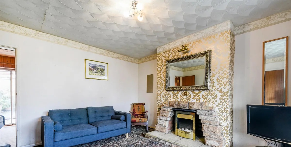 A dated-looking room with a gaudy floor