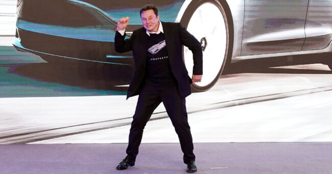 A 2020 clip of Elon Musk’s truly cringeworthy dancing has been giving people the ick all over again – 17 slick takedowns