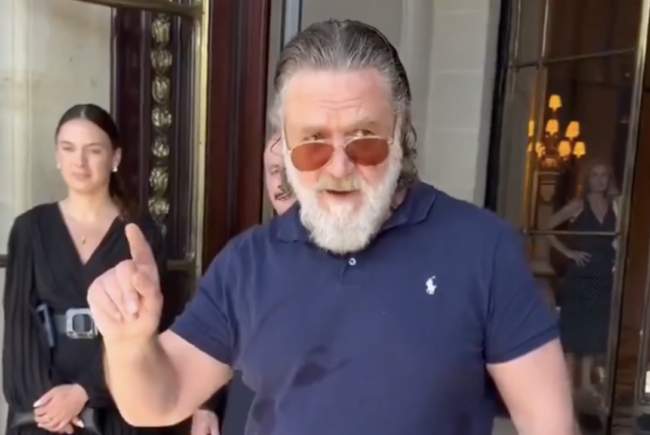 Russell Crowe’s no-nonsense way of dealing with autograph hunters was already good but the final payoff was absolute Maximus