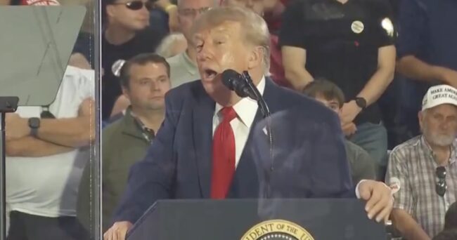 Donald Trump appears to serially ‘glitching’ mid-speech and seriously WTF is going on here?